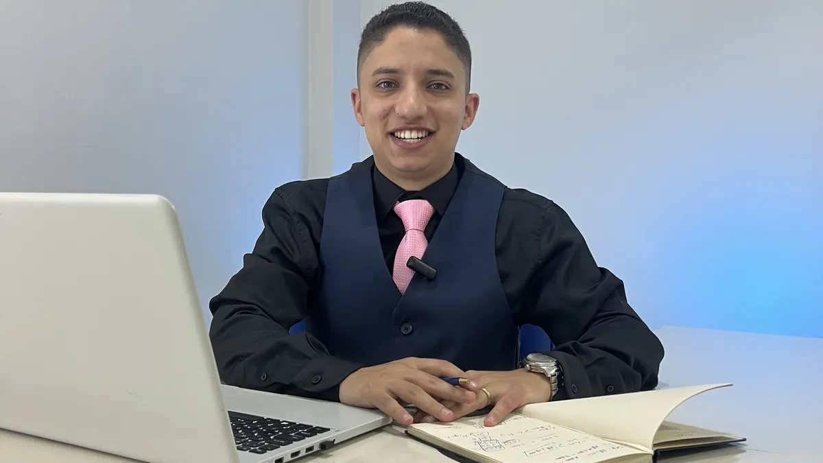 Thiago Carvalho, da Agência 4 Patas, à mesa com notebook e caderno de planejamento