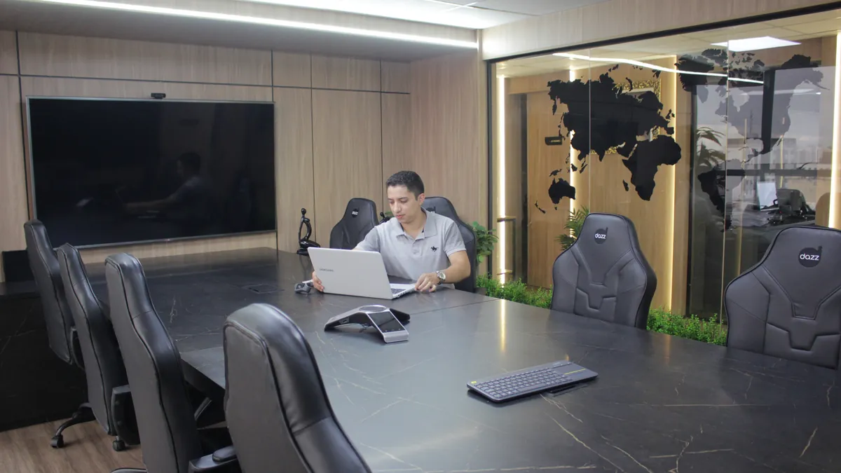 Thiago Carvalho, da Agência 4 Patas, em uma sala de reunião