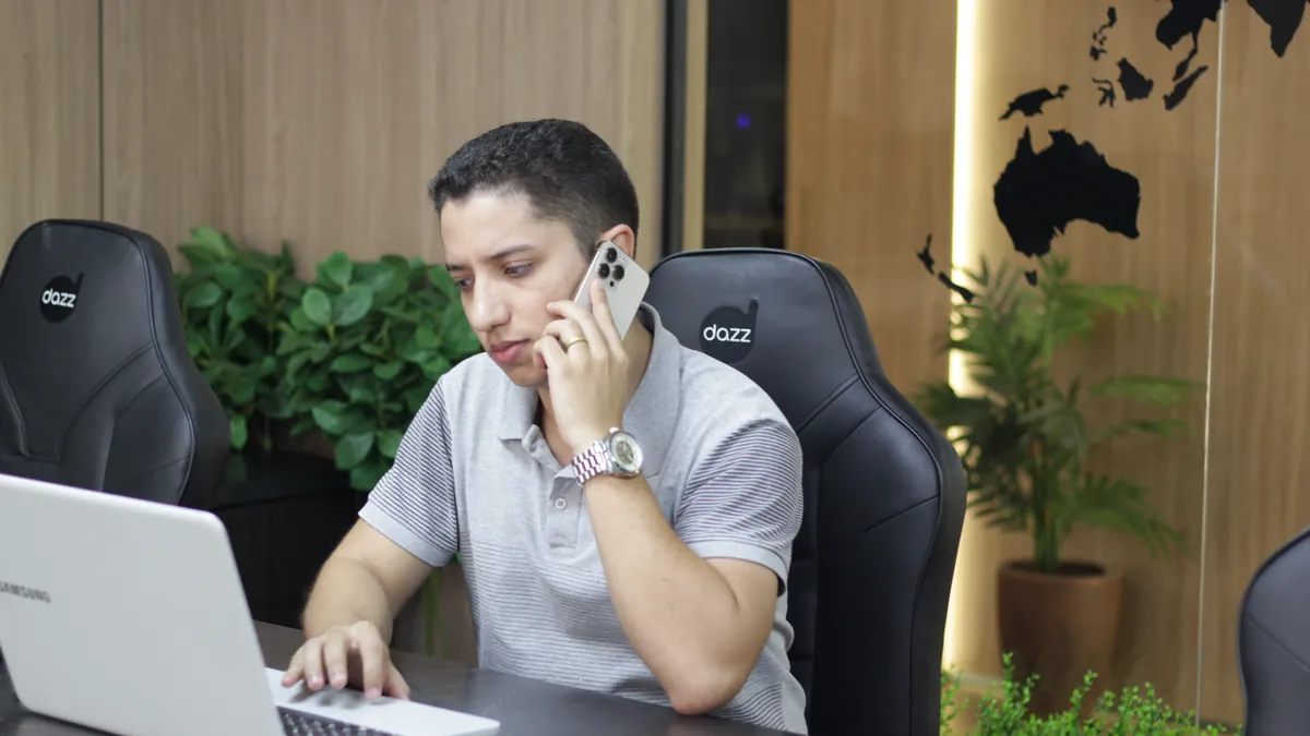 Thiago Carvalho, da Agência 4 Patas, atendendo cliente pelo celular