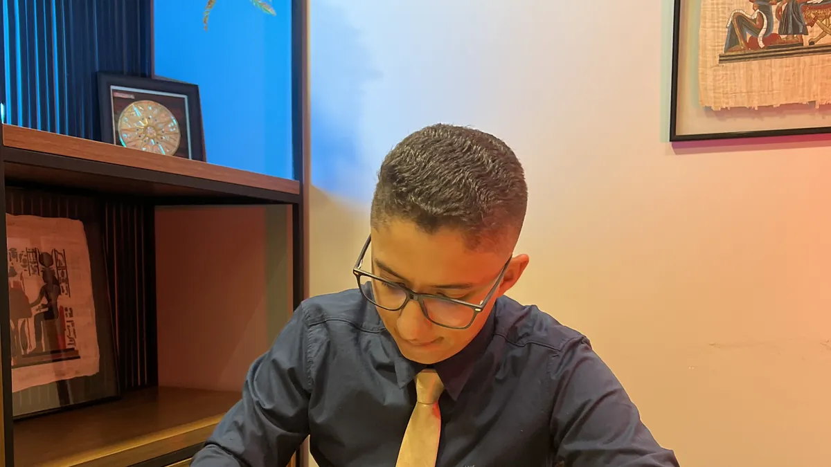Thiago Carvalho, da Agência 4 Patas, fazendo anotações na mesa