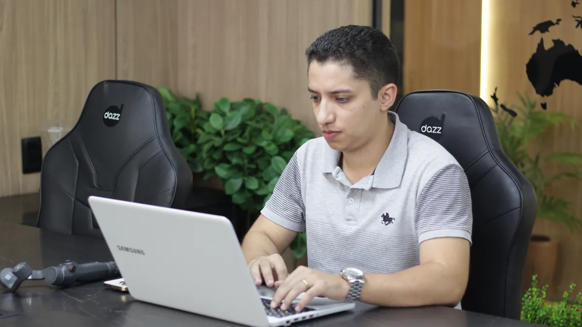 Thiago Carvalho, da Agência 4 Patas, trabalhando no notebook