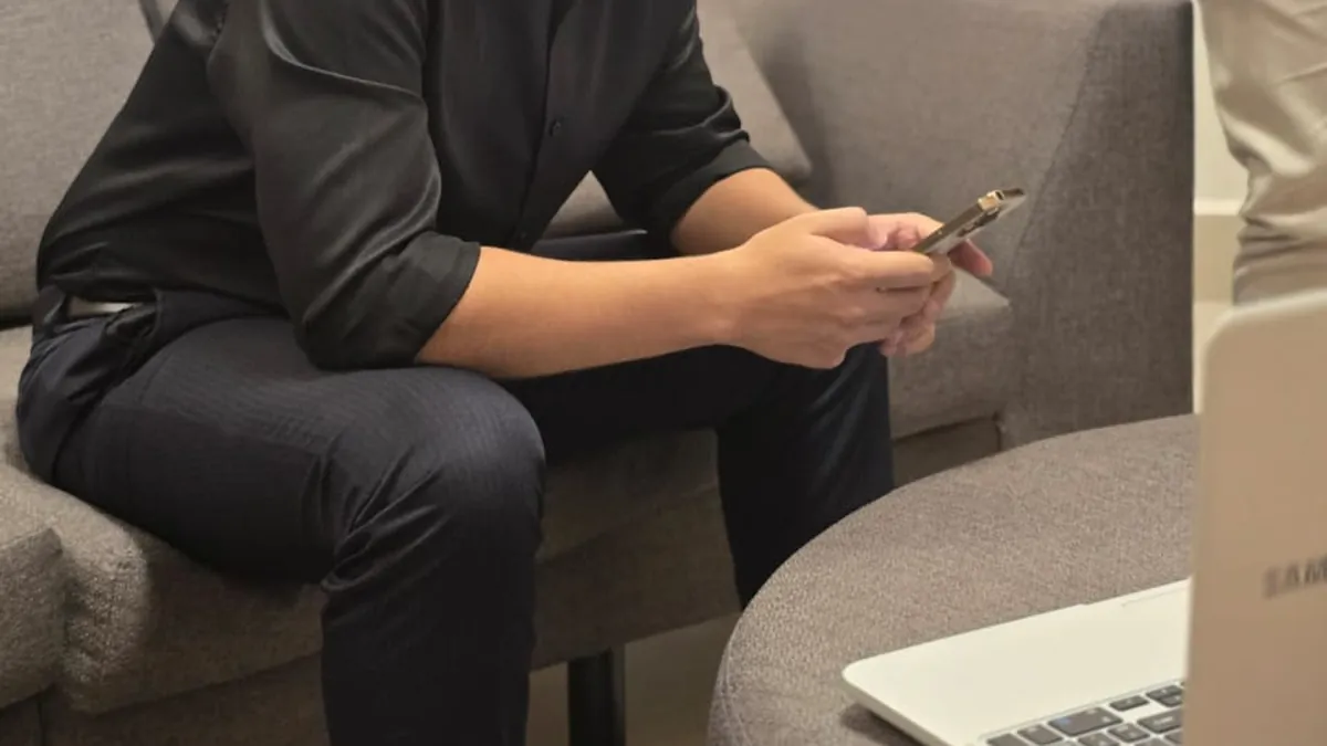 Thiago Carvalho, da Agência 4 Patas, mexendo no celular