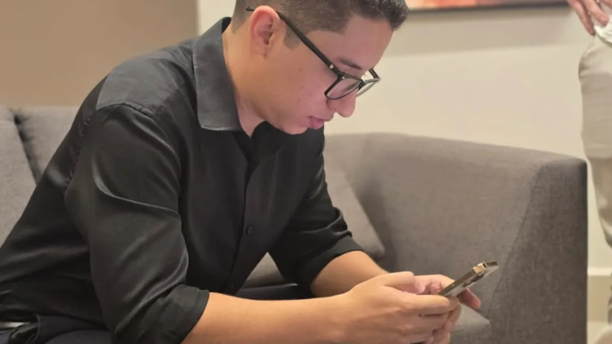 Thiago Carvalho, da Agência 4 Patas, respondendo mensagens no celular